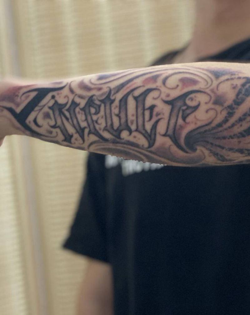 花体字纹身图片_手部花体字纹身图案