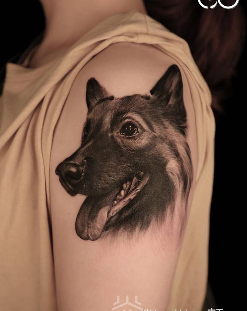 钟爱一生纹身图片_肩部手臂欧美写实图腾宠物狗纹身图案