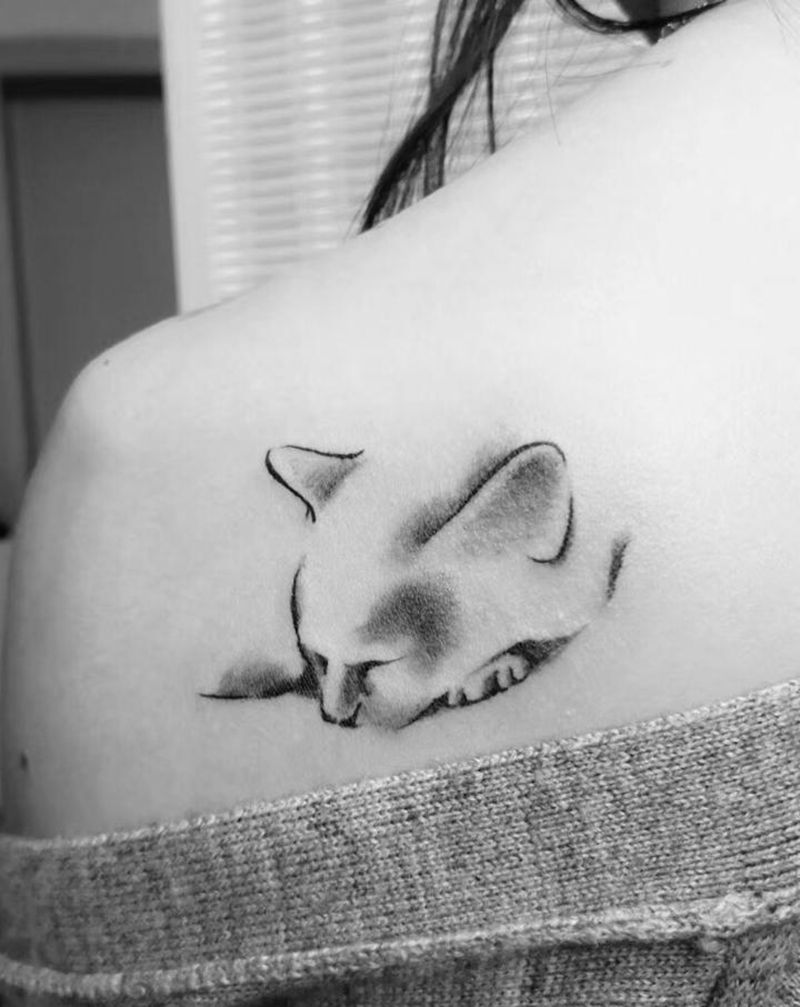 熟睡的猫纹身图片_背部纹身图案