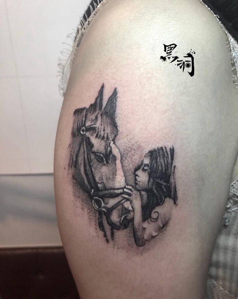 以梦喂马纹身图片_手臂几何点刺马女孩纹身图案