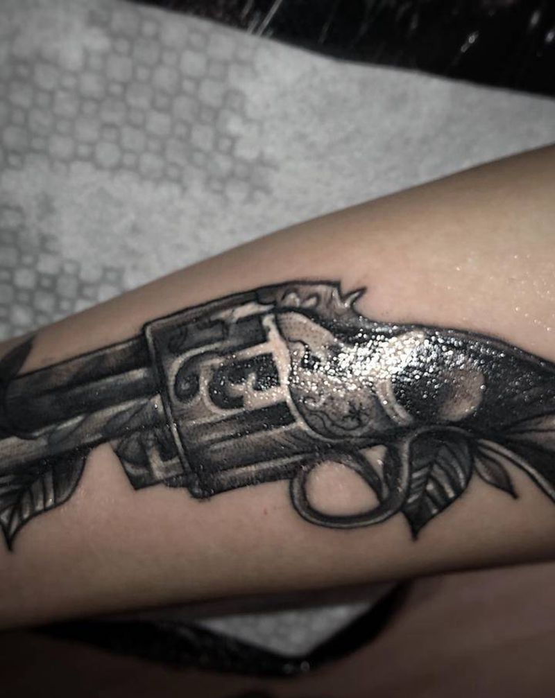 旧图遮盖枪纹身图片_手臂欧美写实纹身图案