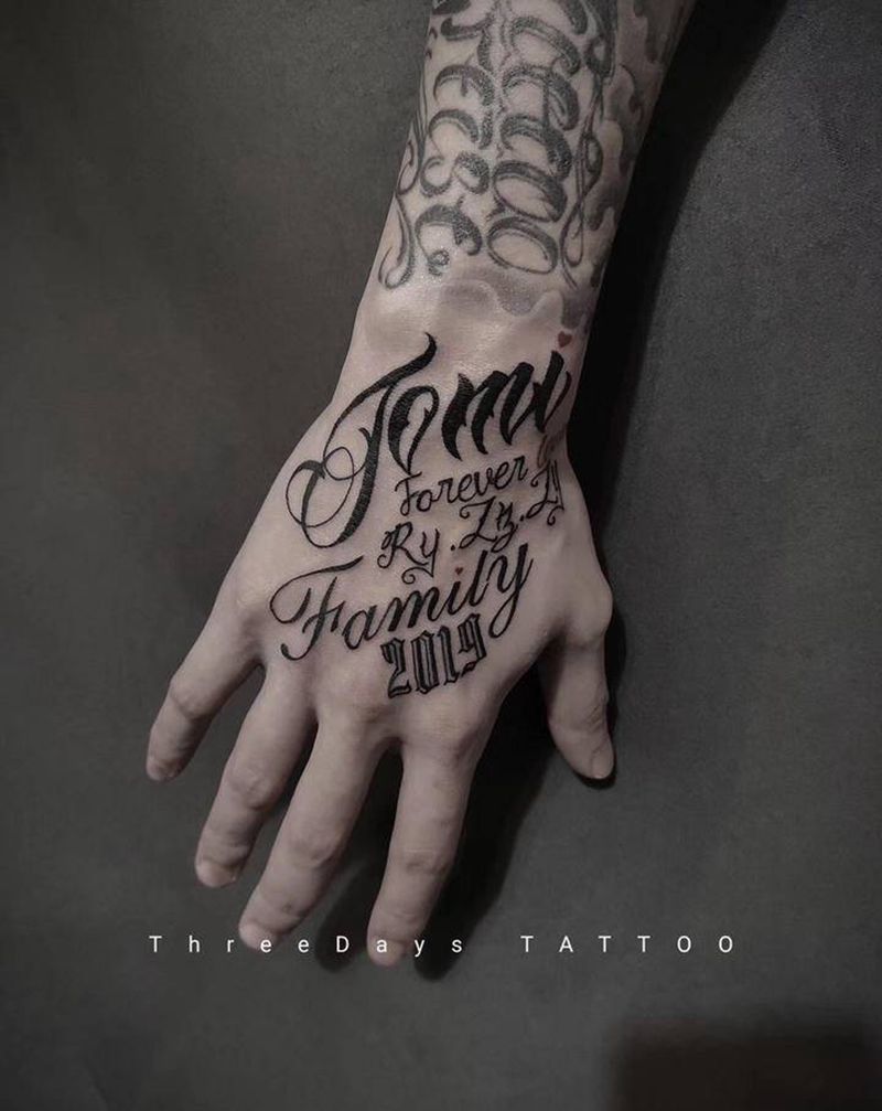 手背纹身图片_手部花体字纹身图案