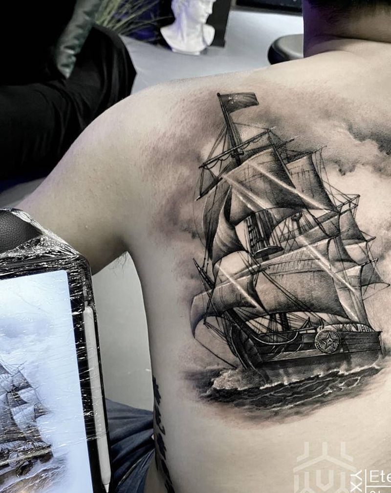 帆船纹身图片_背部肩部欧美写实帆船纹身图案