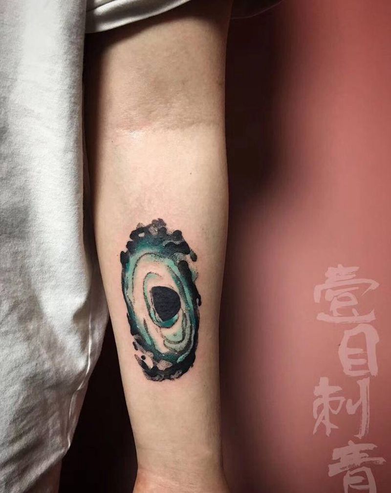 星云纹身图片_手臂点刺纹身图案