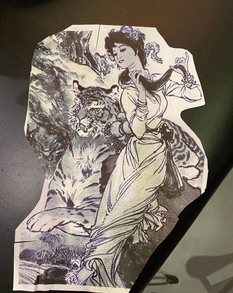 神女伏虎图纹身图片_手部手臂水墨水彩虎纹身图案