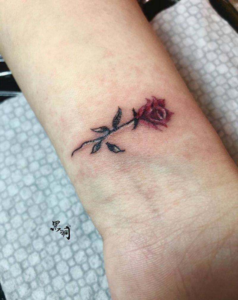 迷人的诱惑纹身图片_手臂欧美写实玫瑰纹身图案