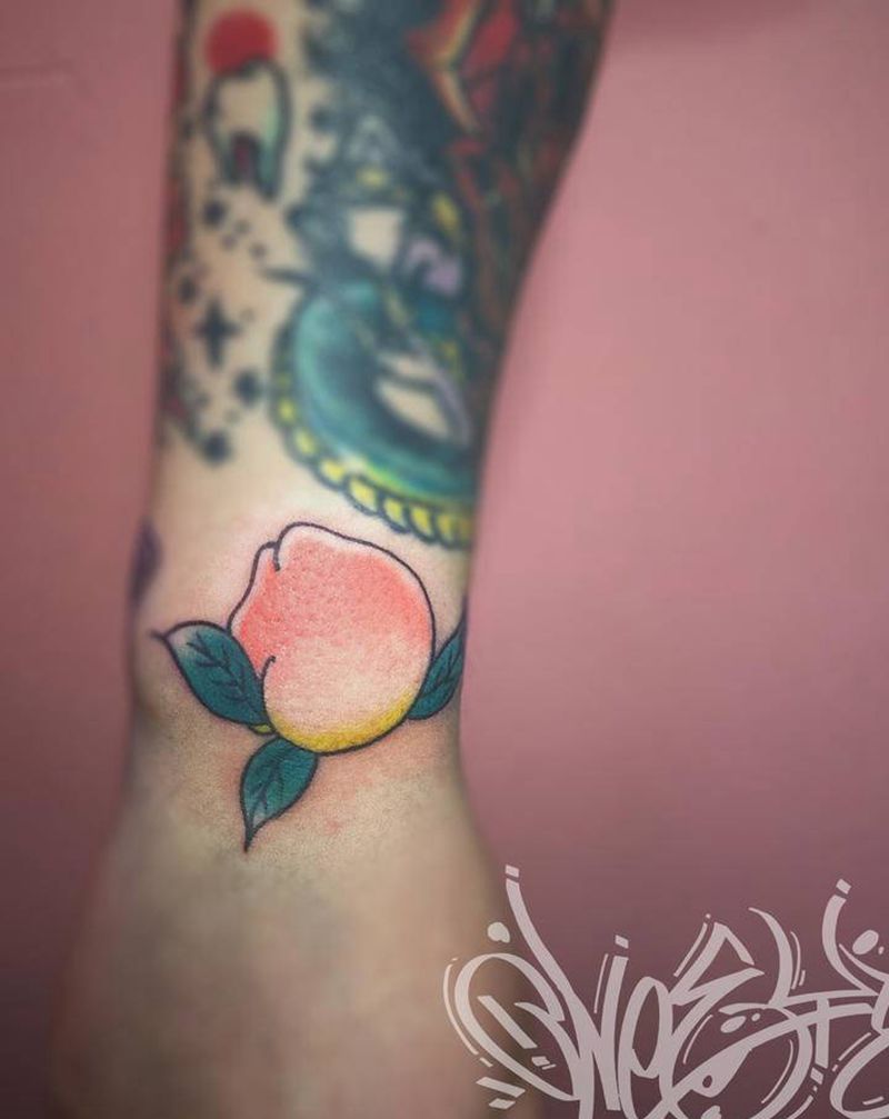 原创桃子纹身图片_手臂老传统新传统桃子纹身图案