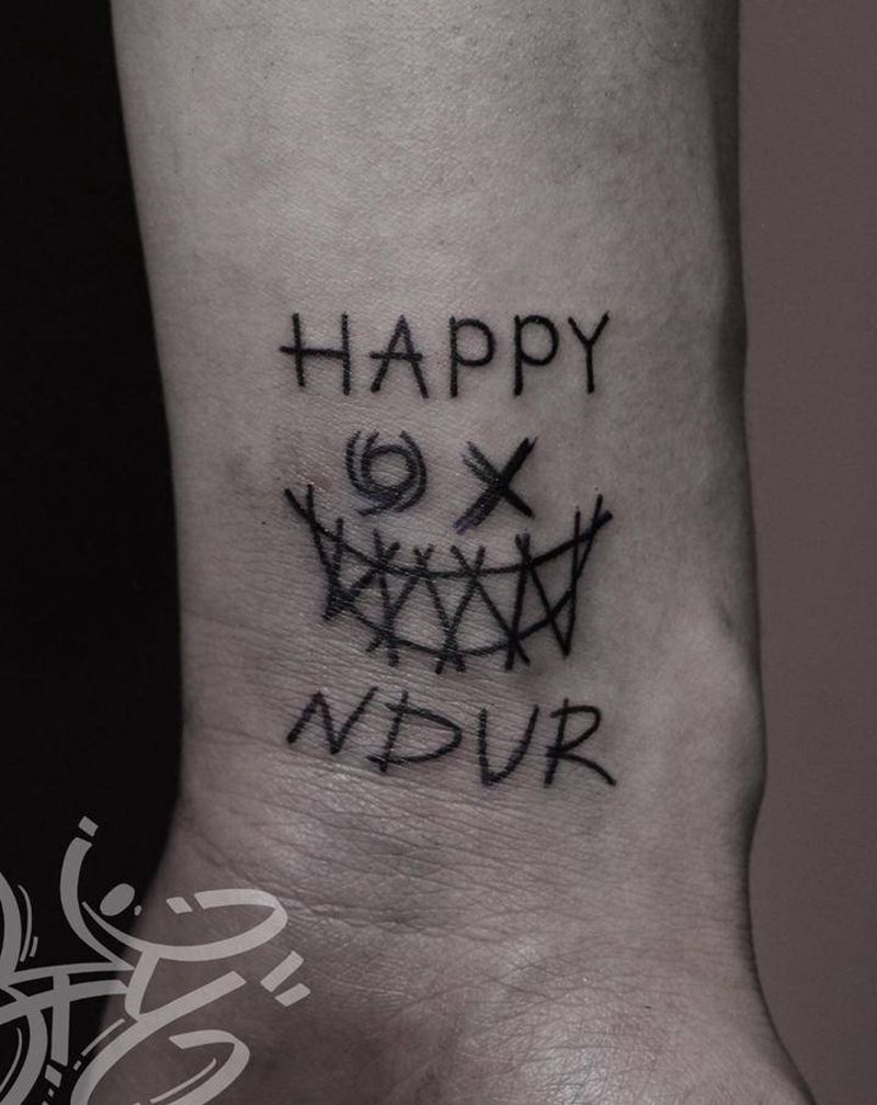 字母小图纹身图片_手部几何纹身图案