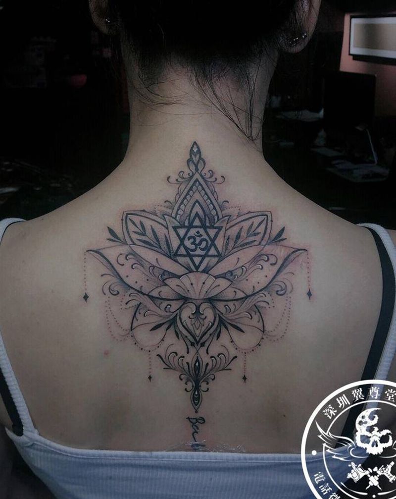 佛系之 曼陀罗纹身图片_颈部点刺纹身图案