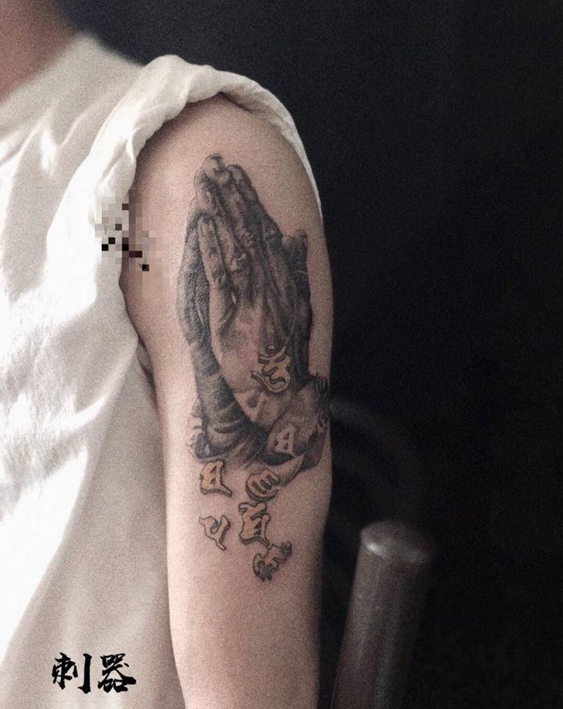 修为正果纹身图片_手臂欧美写实祈祷之手六字真言纹身图案