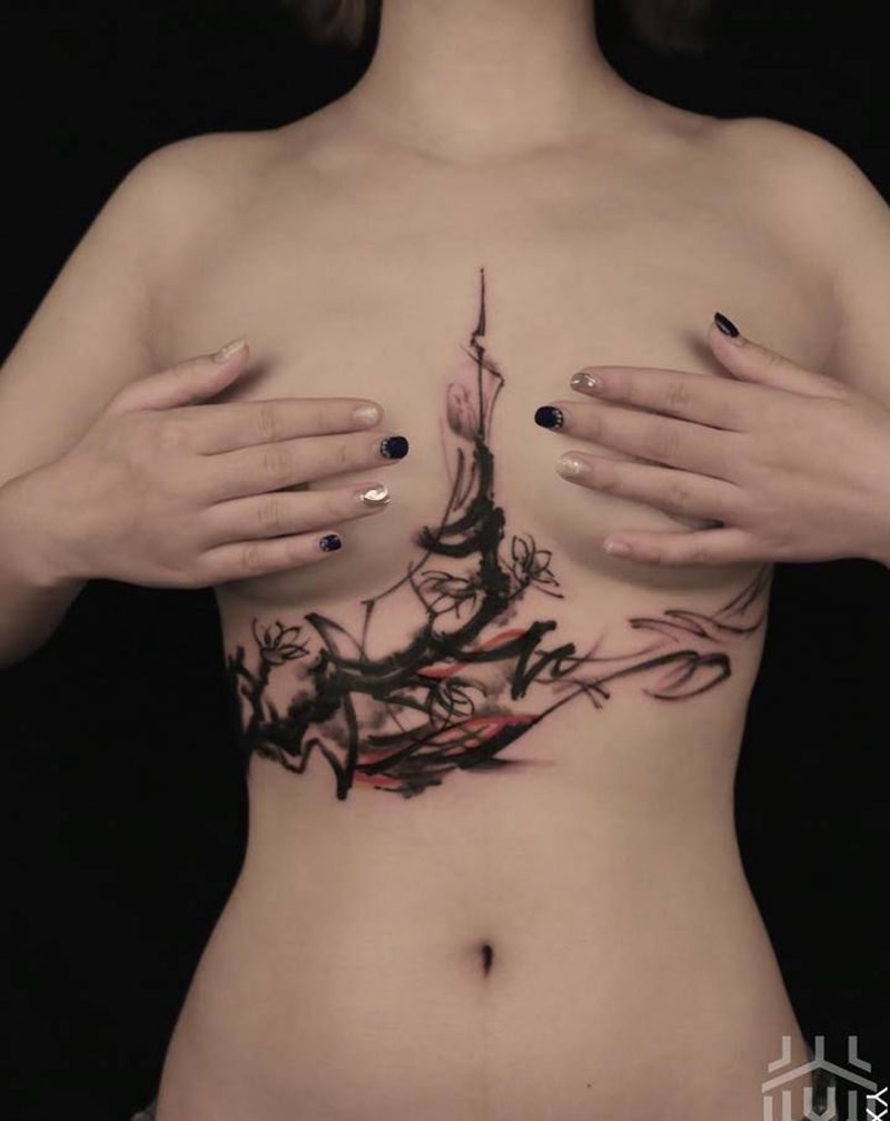 水墨作品纹身图片_腹部胸部水墨水彩梅花纹身图案