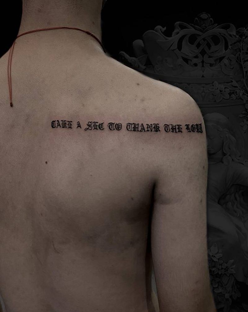 两minii纹身图片_背部腹部纹身图案