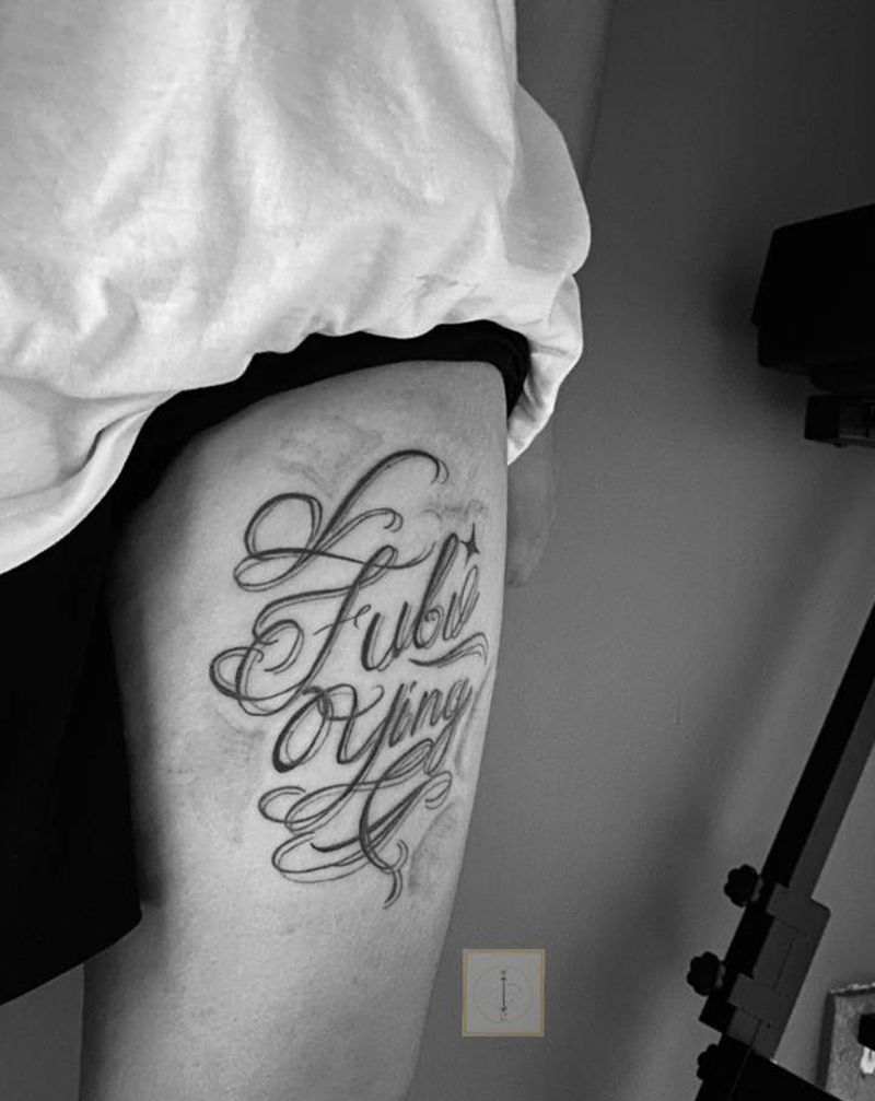 花体字纹身图片_腿部纹身图案