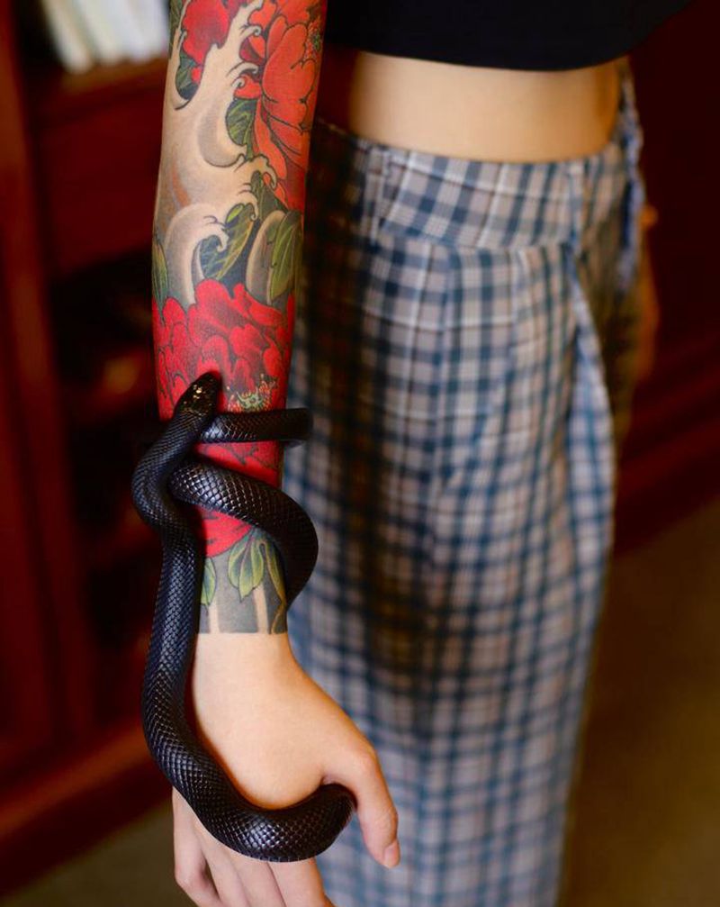 花与蛇，纹身图片_手臂新传统蛇 牡丹纹身图案