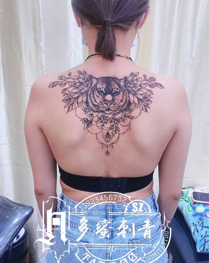 可爱的小老虎纹身图片_背部纹身图案