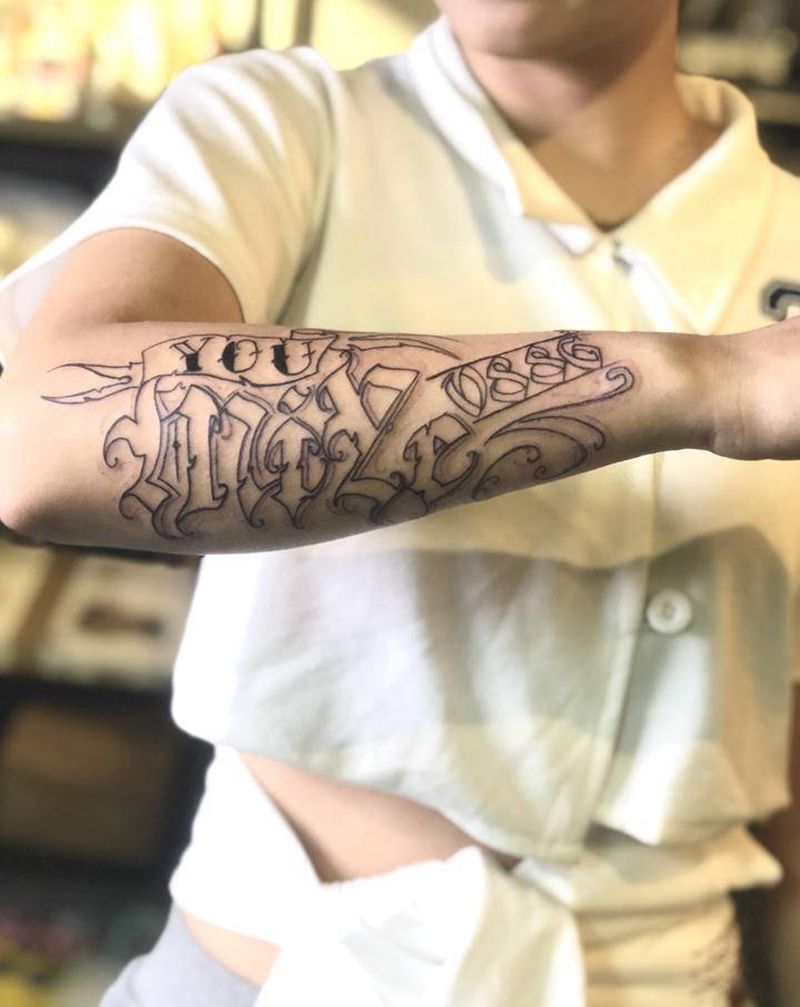 小臂外侧字体 未完成纹身图片_手臂花体字纹身图案