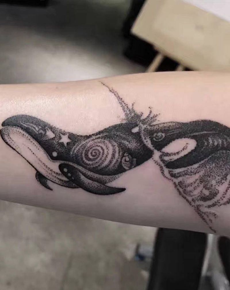 鲸鱼纹身图片_手臂点刺纹身图案