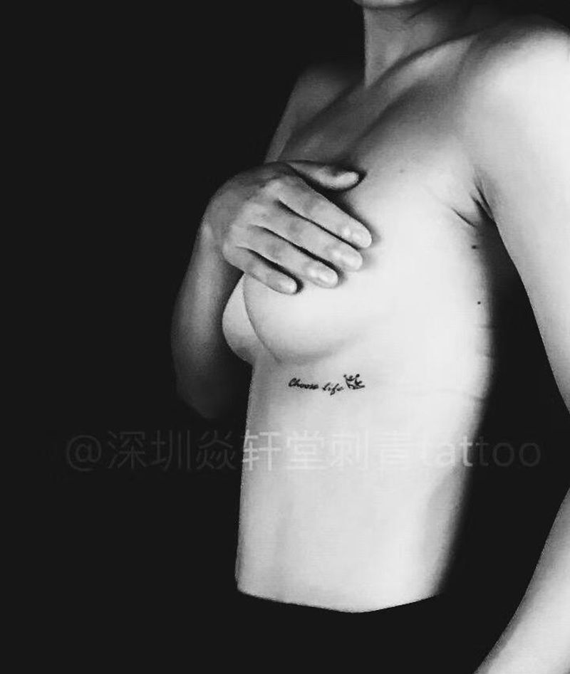 字母纹身图片_胸部纹身图案