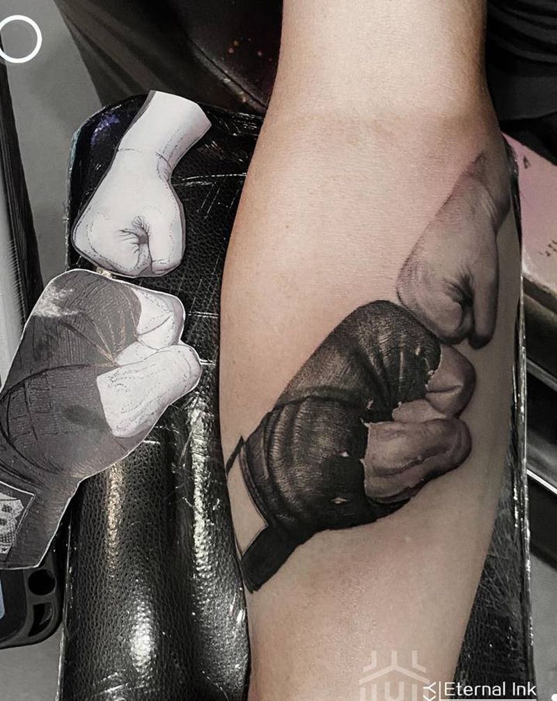 搏击与父爱纹身图片_手部手臂欧美写实纹身图案