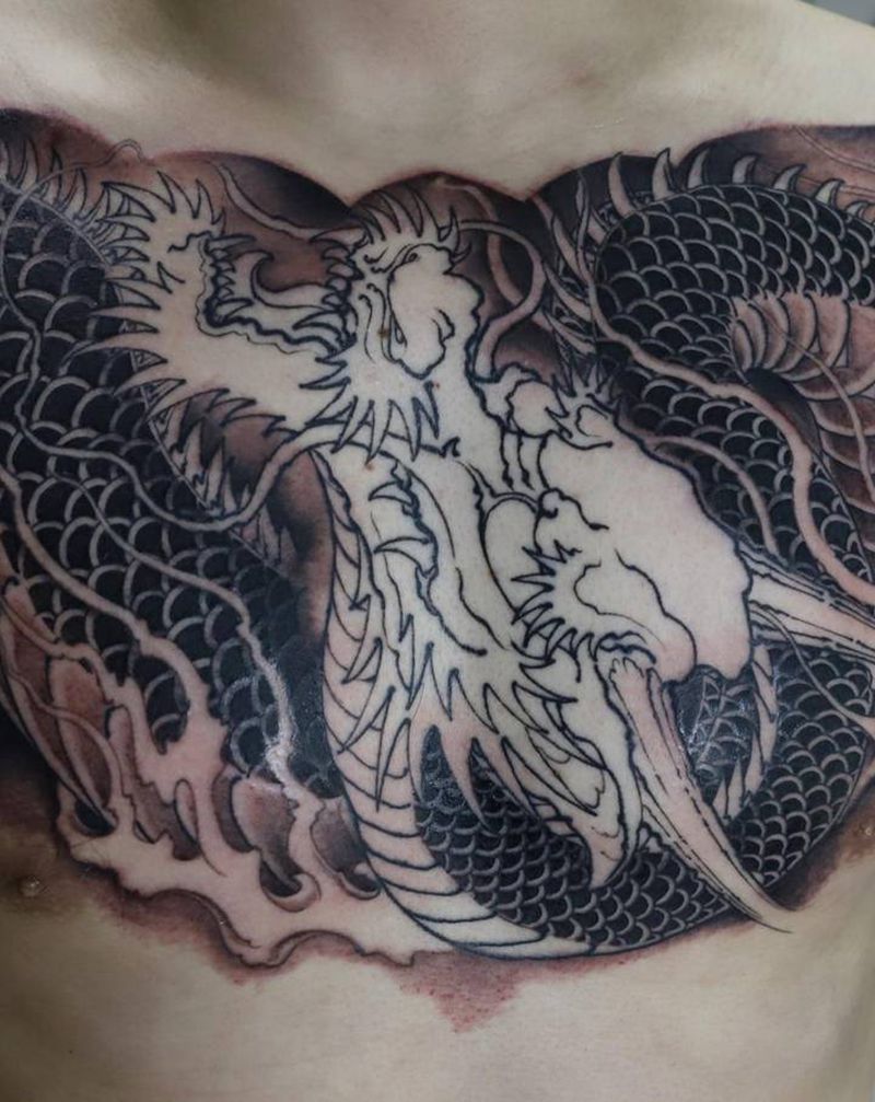 腾云纹身图片_胸部新传统龙纹身图案