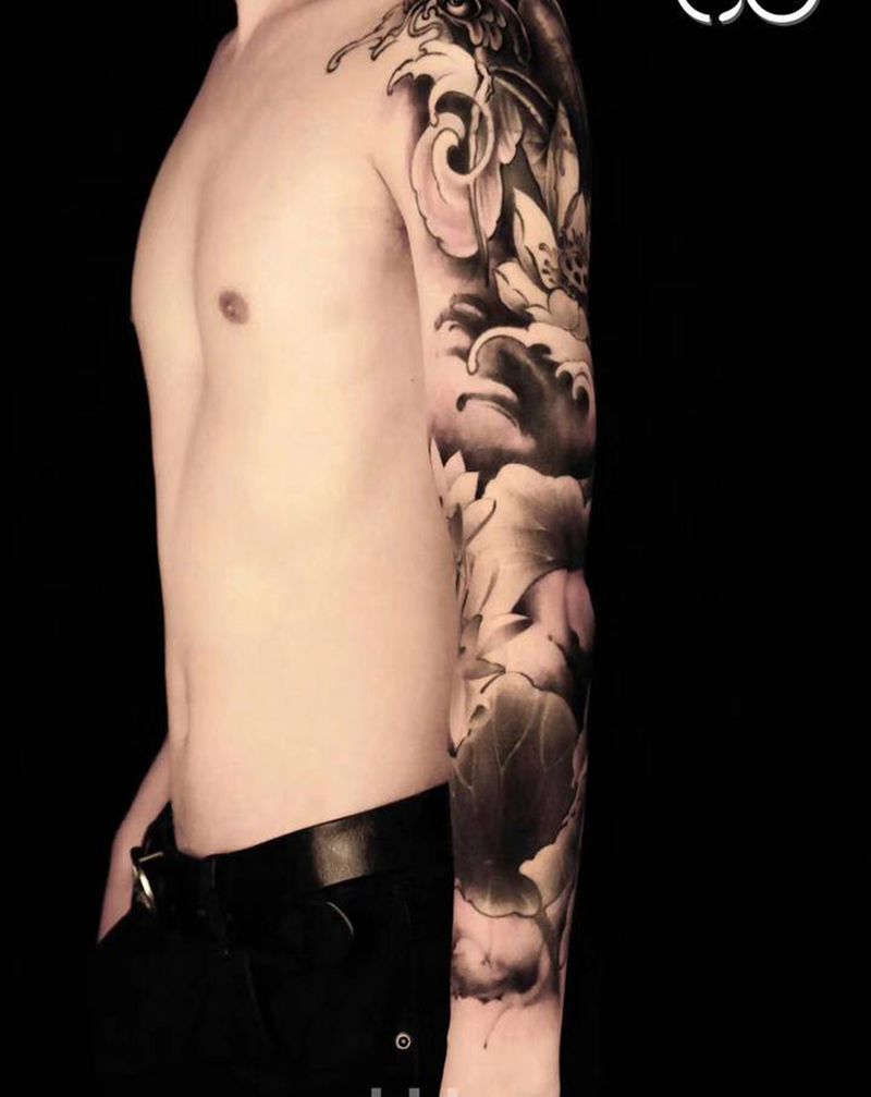 水墨荷花纹身图片_手臂水墨纹身图案