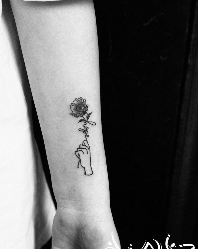 原设花花纹身图片_手部点刺纹身图案