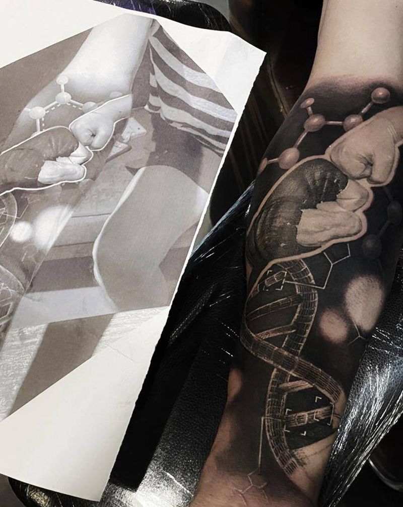 父爱与战斗纹身图片_手臂手部欧美写实格斗父爱纹身图案