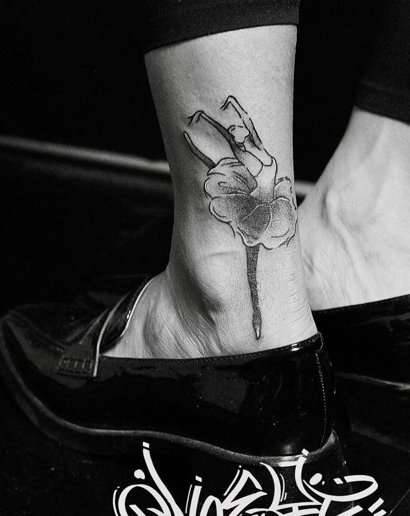 原设舞蹈少女遮盖旧纹身纹身图片_脚部腿部点刺纹身图案