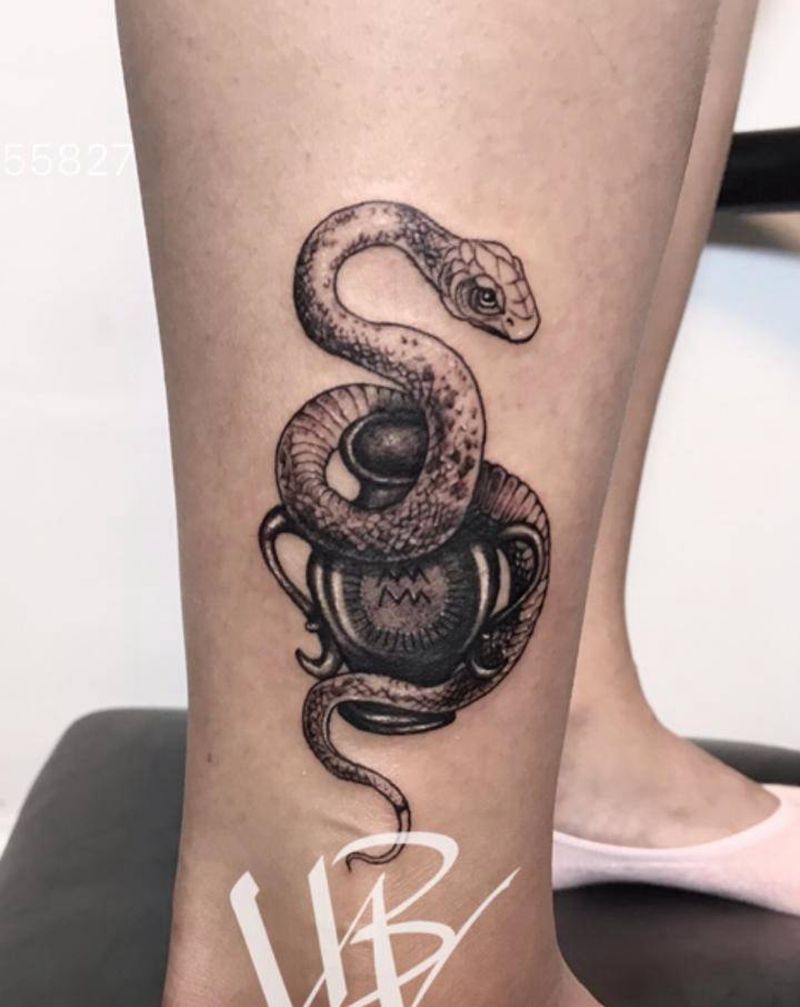 蛇与水瓶座纹身图片_腿部New School欧美写实蛇水瓶纹身图案