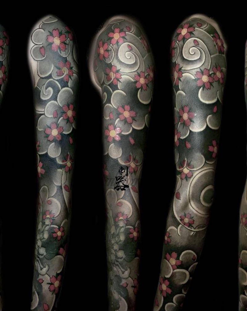 樱花花臂纹身图片_手臂老传统樱花日式板雾纹身图案