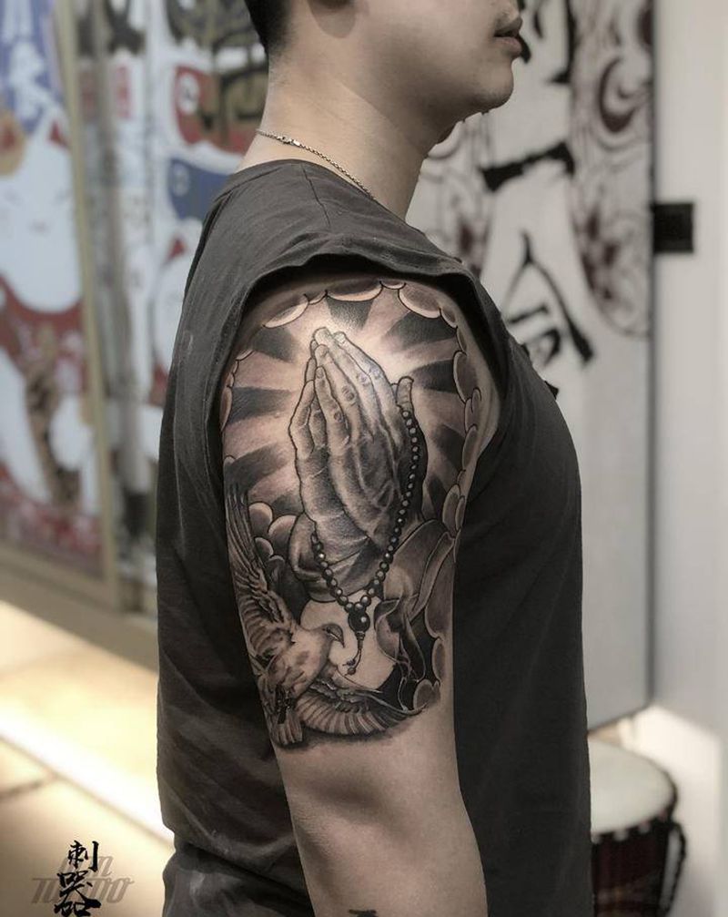 祈祷之手纹身图片_手臂欧美写实祈祷之手佛珠鸽子纹身图案