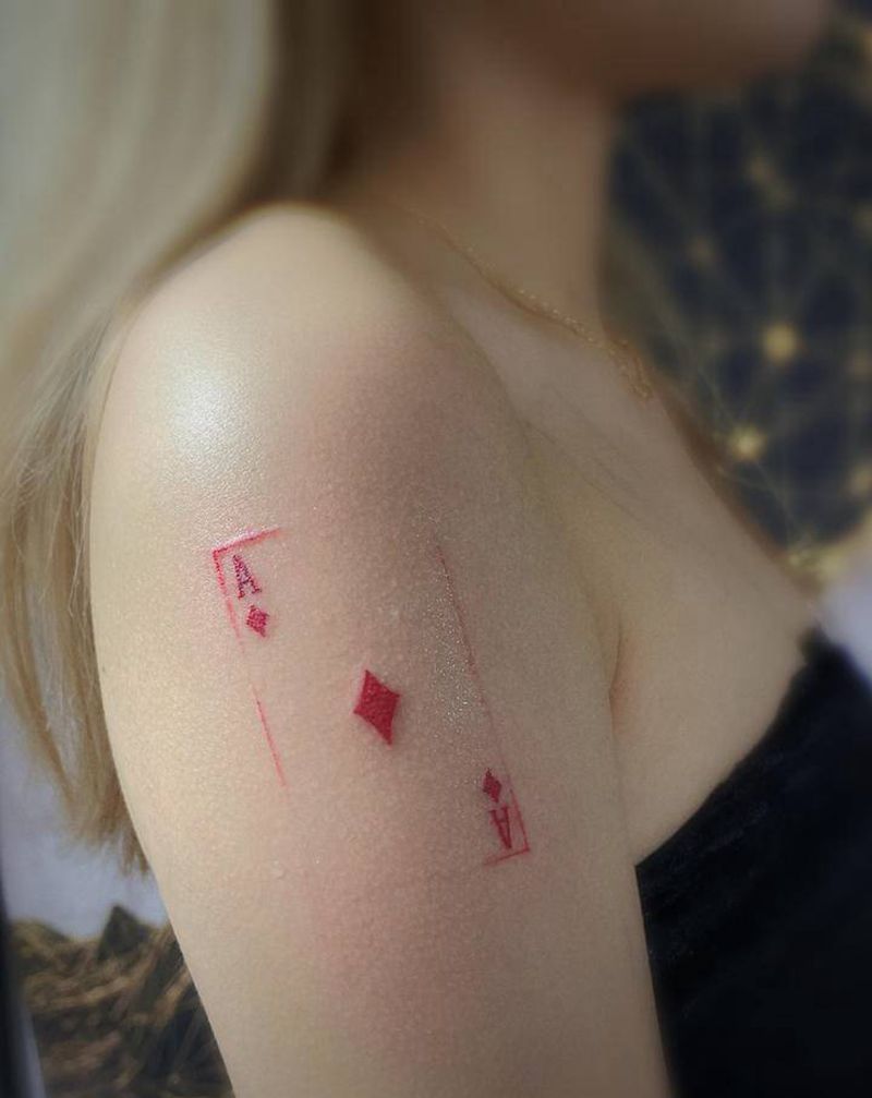 单针扑克牌纹身图片_手臂点刺几何纹身图案