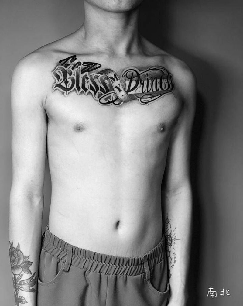 花体字纹身图片_胸部纹身图案