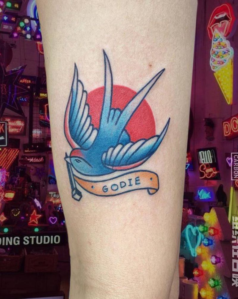 燕子纹身图片_手臂Old School纹身图案