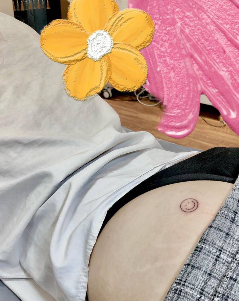 屁股笑开花纹身图片_臀部几何笑脸线条纹身图案