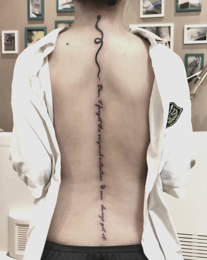 妙曼曲纤纹身图片_背部花体字图腾蛇纹身图案