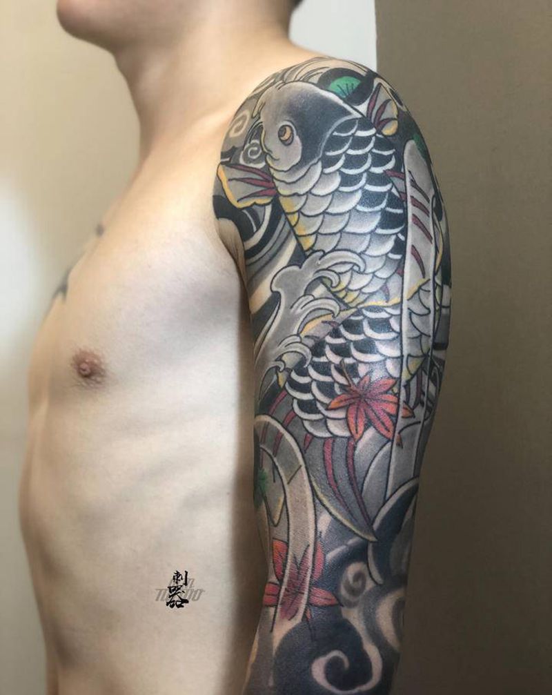 鱼渔欲纹身图片_手臂老传统鲤鱼枫叶纹身图案