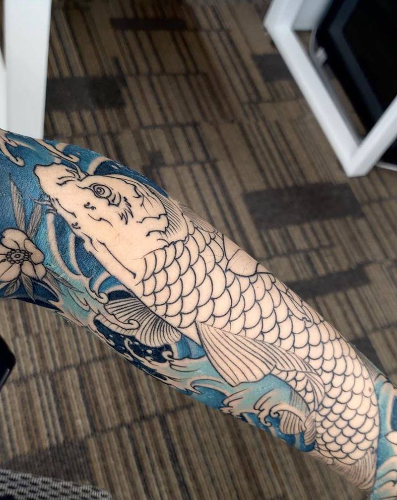 水浪鲤鱼花臂纹身图片_手臂新传统纹身图案