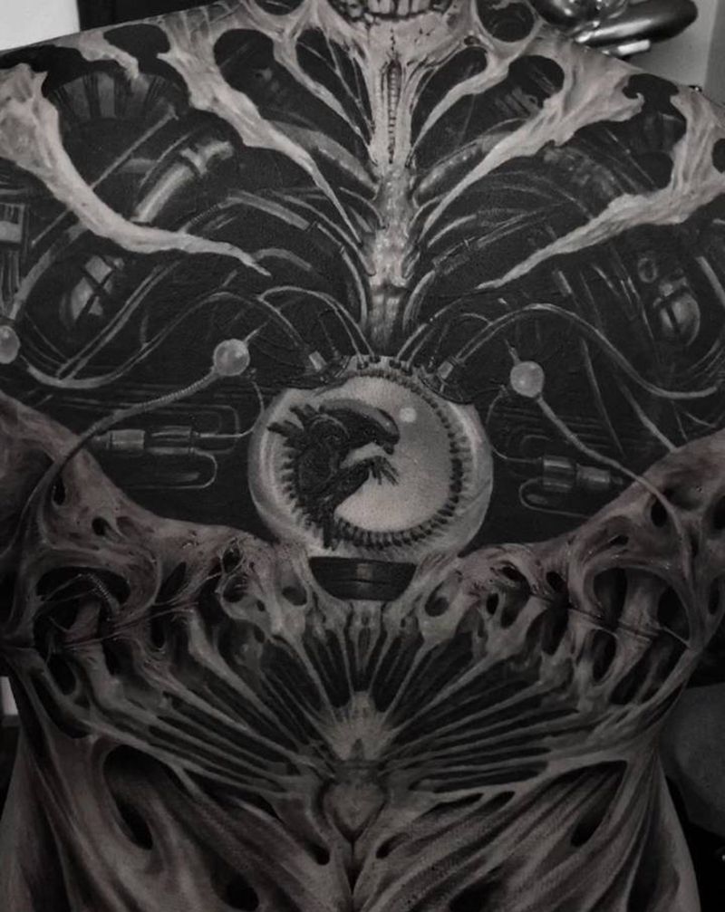 异形主题满背纹身图片_背部欧美写实纹身图案