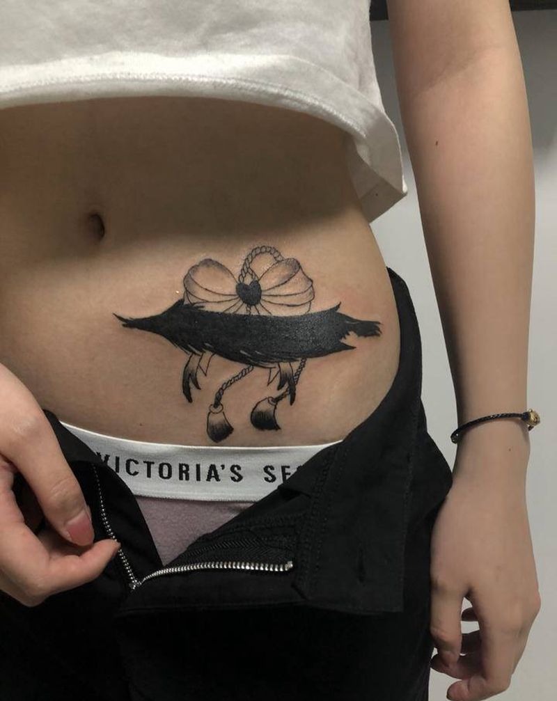 蝴蝶结纹身图片_腹部纹身图案