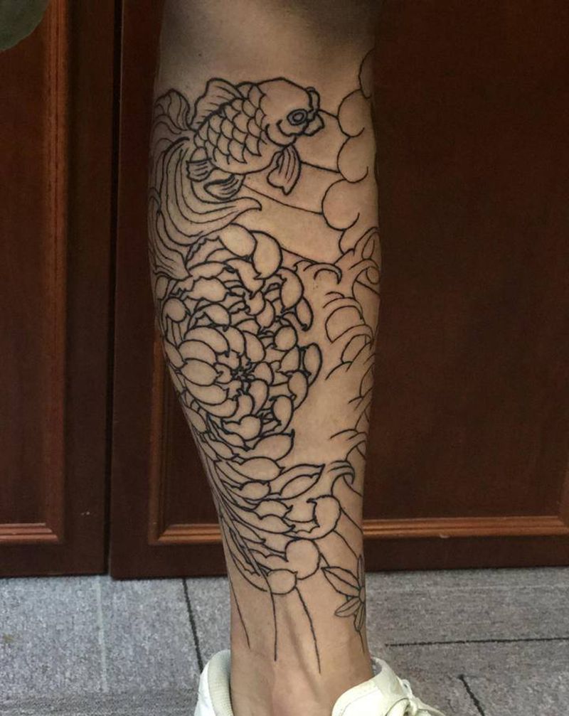 日式小腿-菊、鱼纹身图片_腿部老传统鱼、菊花纹身图案