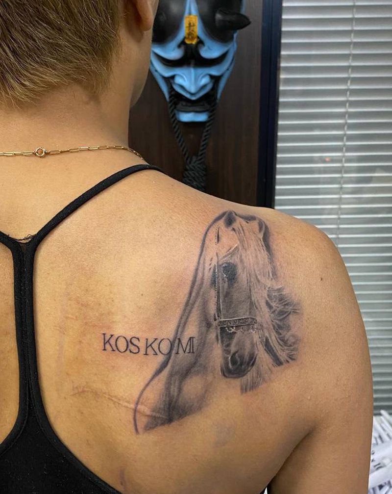 马纹身图片_背部欧美写实纹身图案