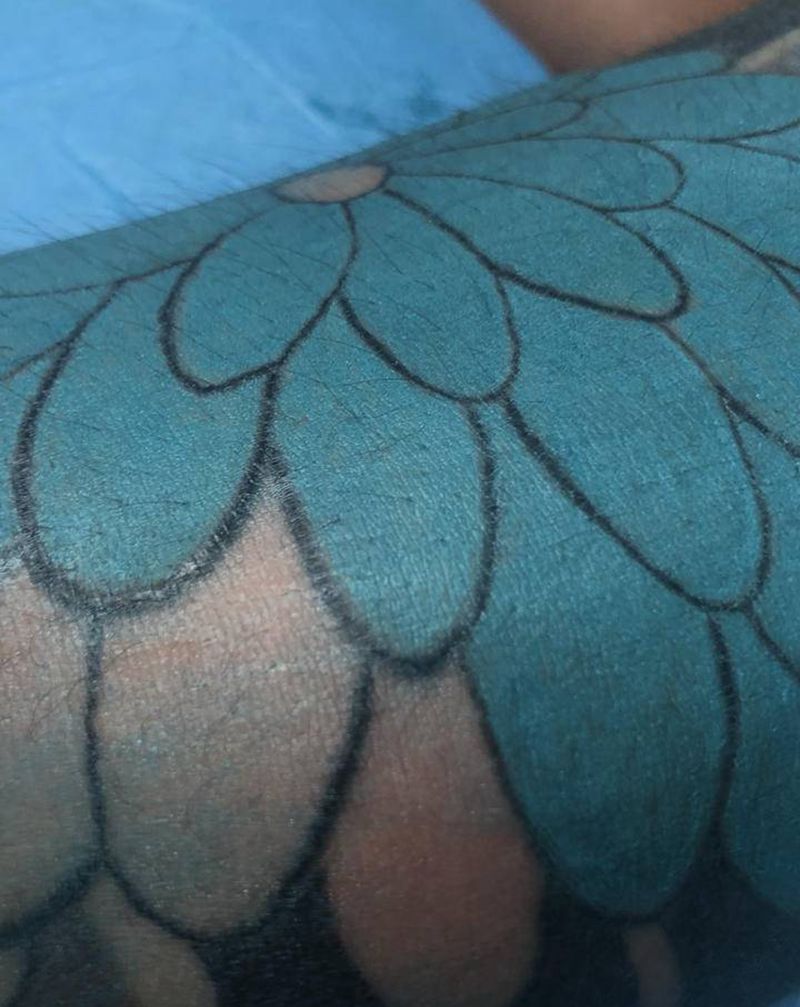 菊纹身图片_手臂老传统纹身图案