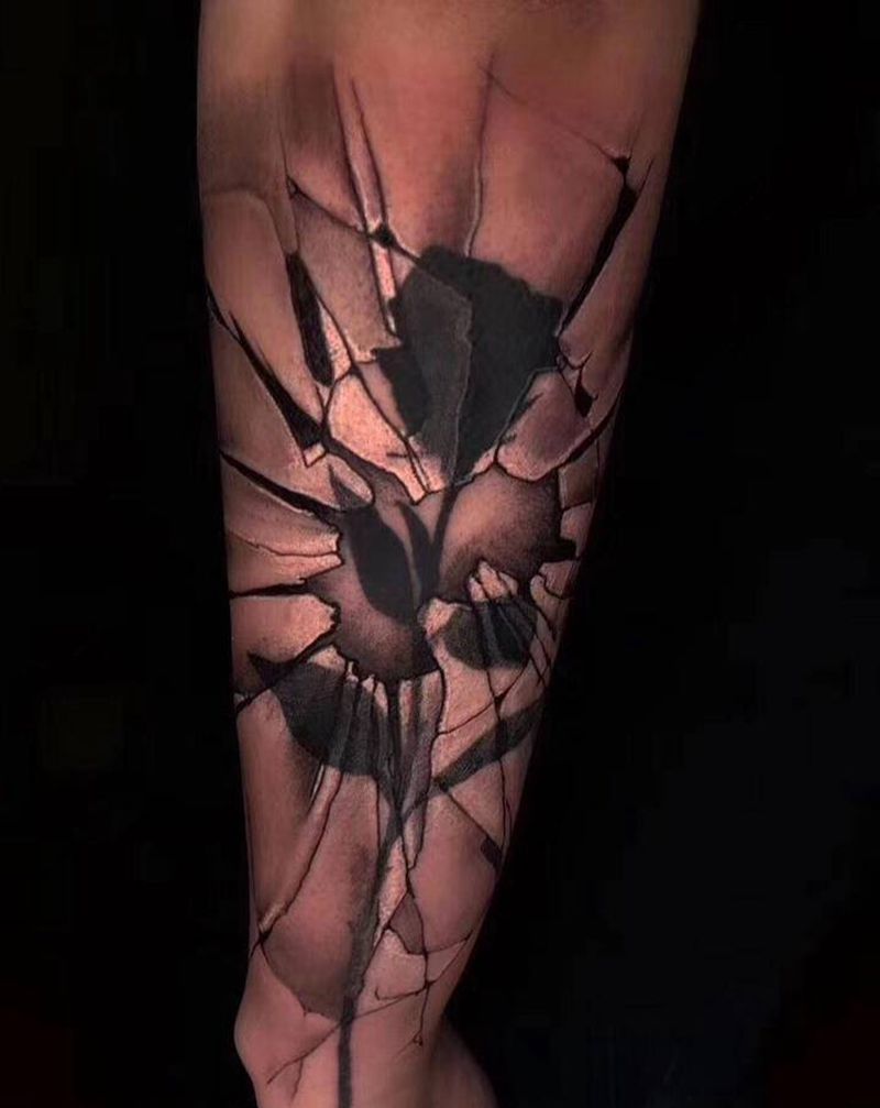 《破》纹身图片_手部手臂欧美写实几何玫瑰玻璃纹身图案