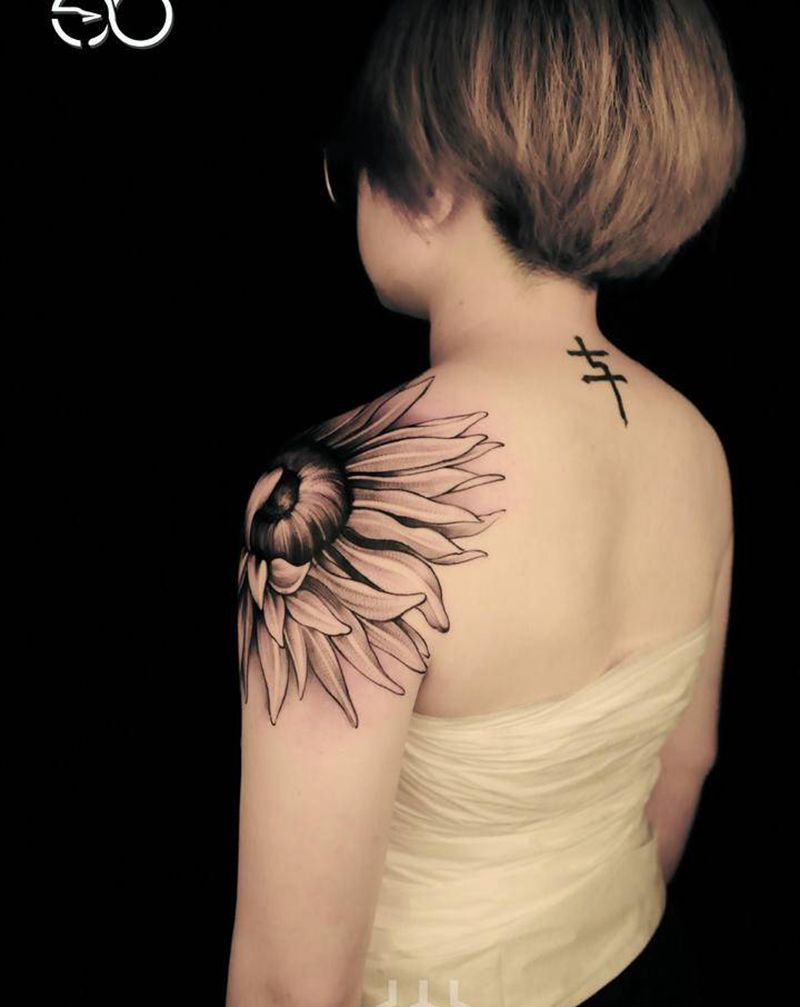 太阳纹身图片_肩部背部欧美写实点刺向日葵纹身图案