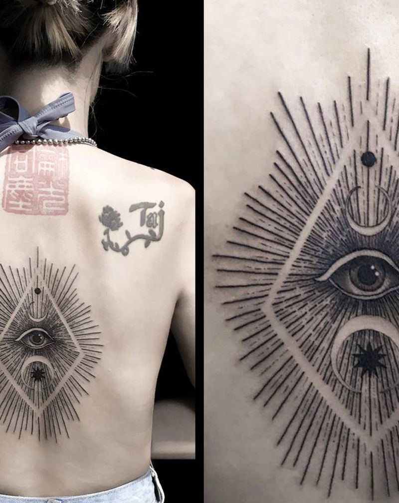 老客人了纹身图片_背部几何眼纹身图案