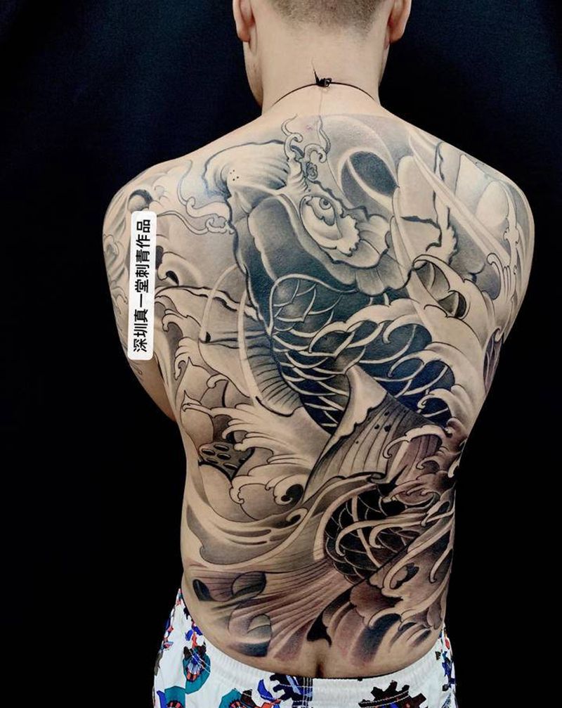鱼纹身图片_背部纹身图案