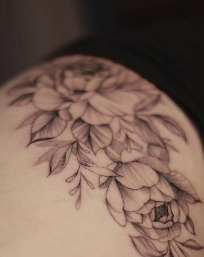 近期作品：素花纹身图片_腿部点刺几何花纹身图案