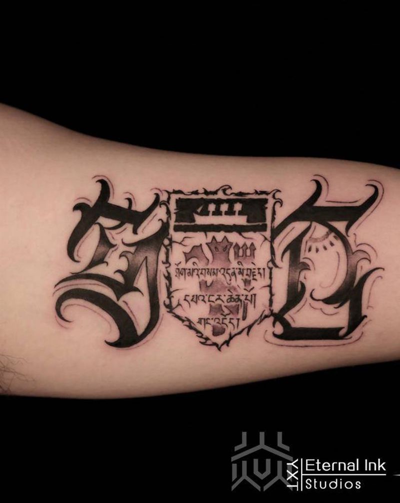 YC纹身图片_手臂花体字纹身图案