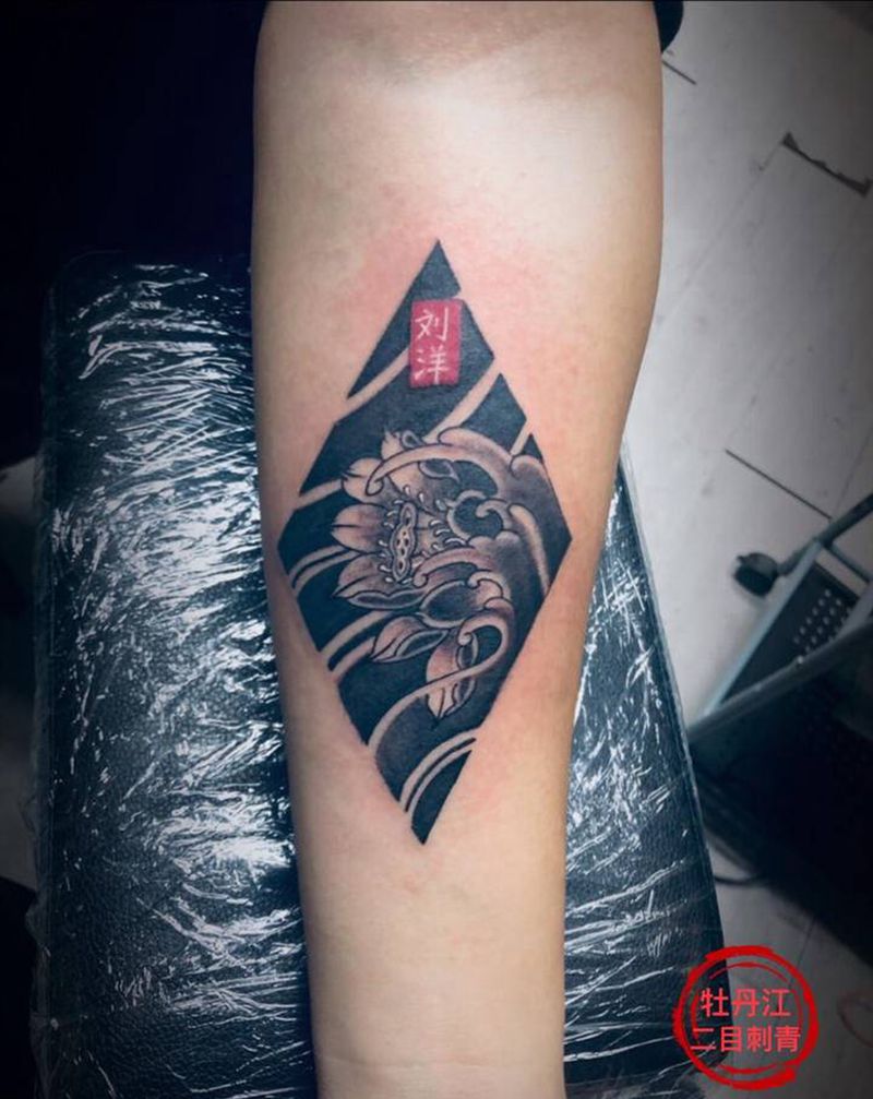 荷花纹身图片_手部老传统纹身图案